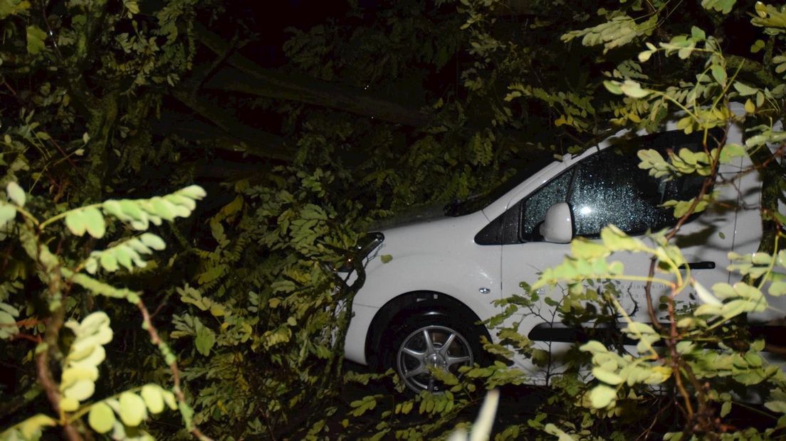 Alleen het dak van de auto raakte beschadigd