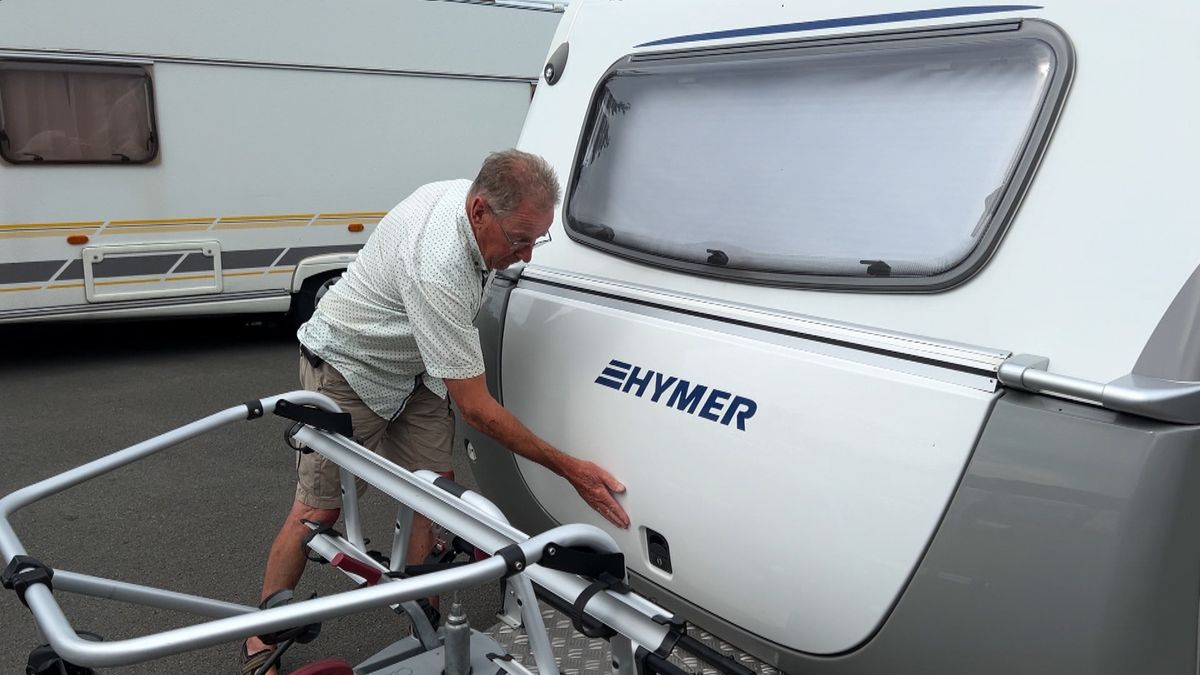 Bij de stalling in Maarssen worden de campers en caravans opgehaald.