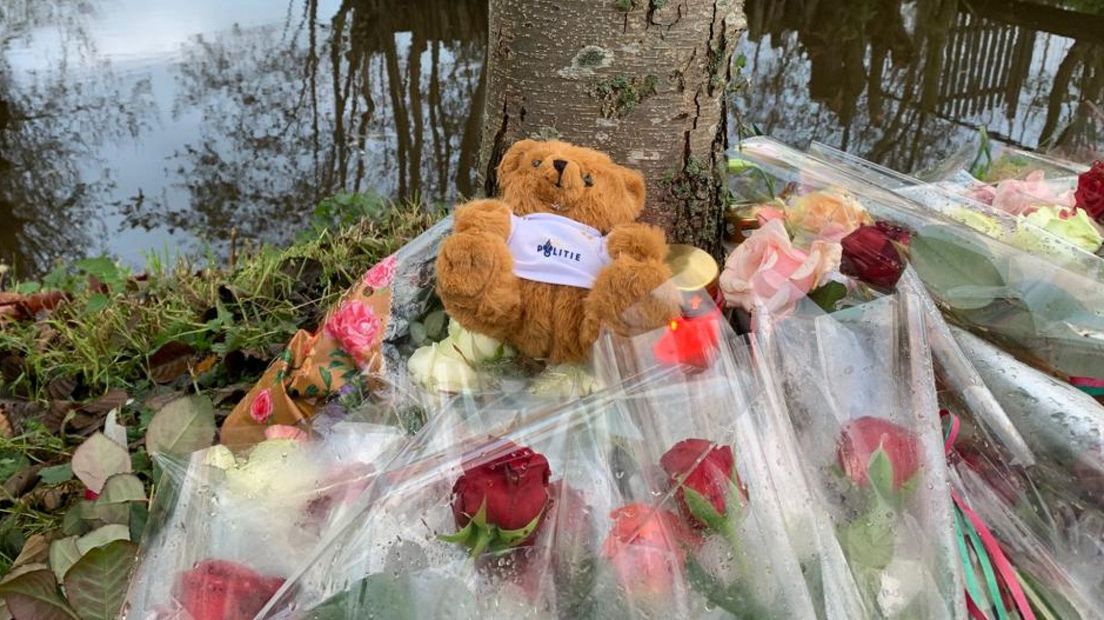 Bloemen op de plek waar het lichaam van wijkagente Kim werd gevonden