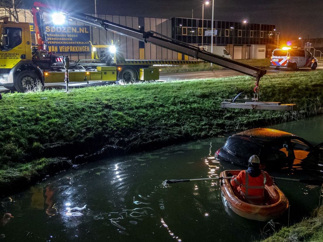 Rond middernacht gleed een auto in Rotterdam de sloot in