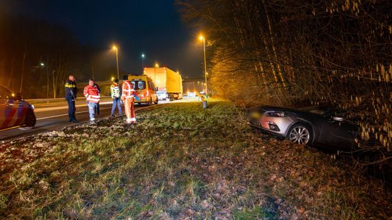 Auto crasht op A50, bestuurder naar ziekenhuis