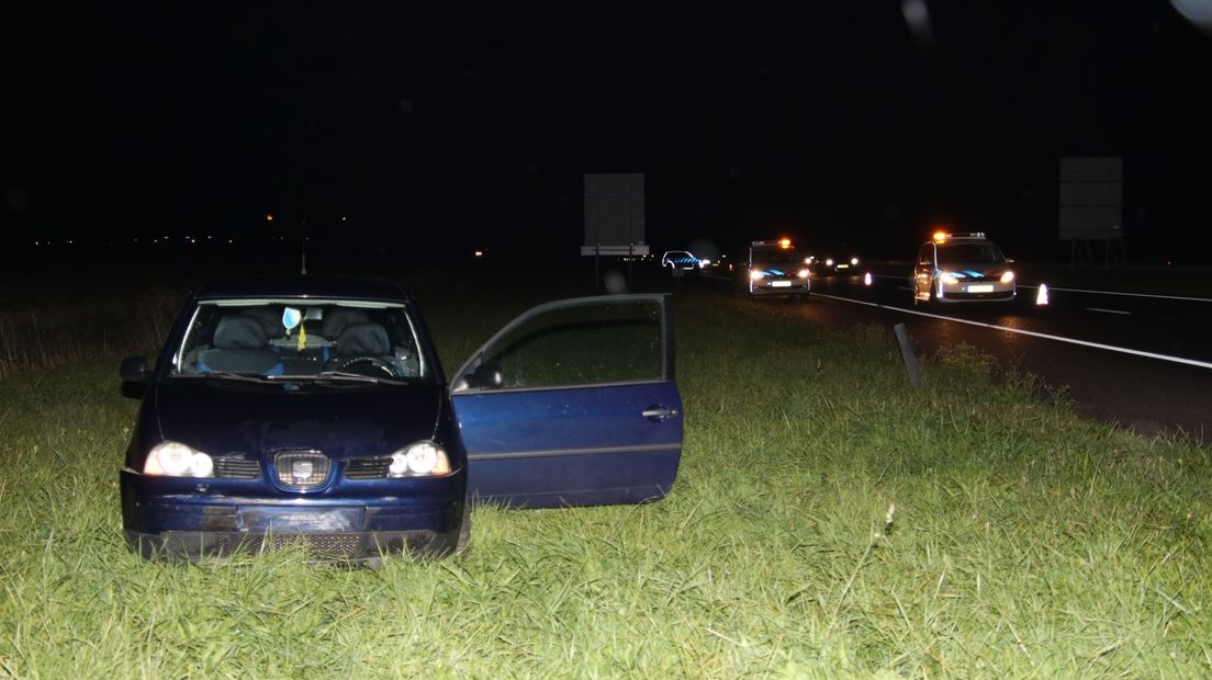 Bij het eerste ongeluk eindigde een van de twee auto's in het gras naast de snelweg