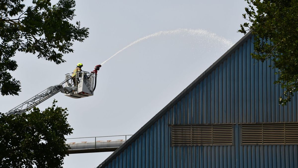 Dak van loods grasdrogerij in Kortgene in brand