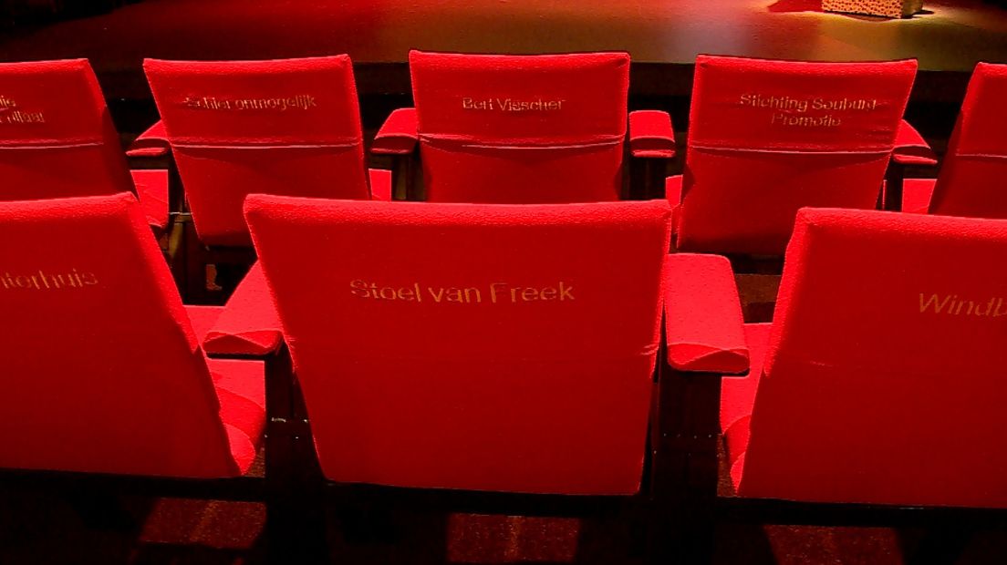 Bezoekers sponsoren 90 nieuwe stoelen voor theater De Verwachting in Ritthem