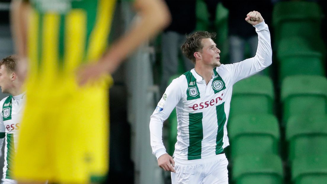 Groningen-speler Hans Hateboer viert de 1-0 