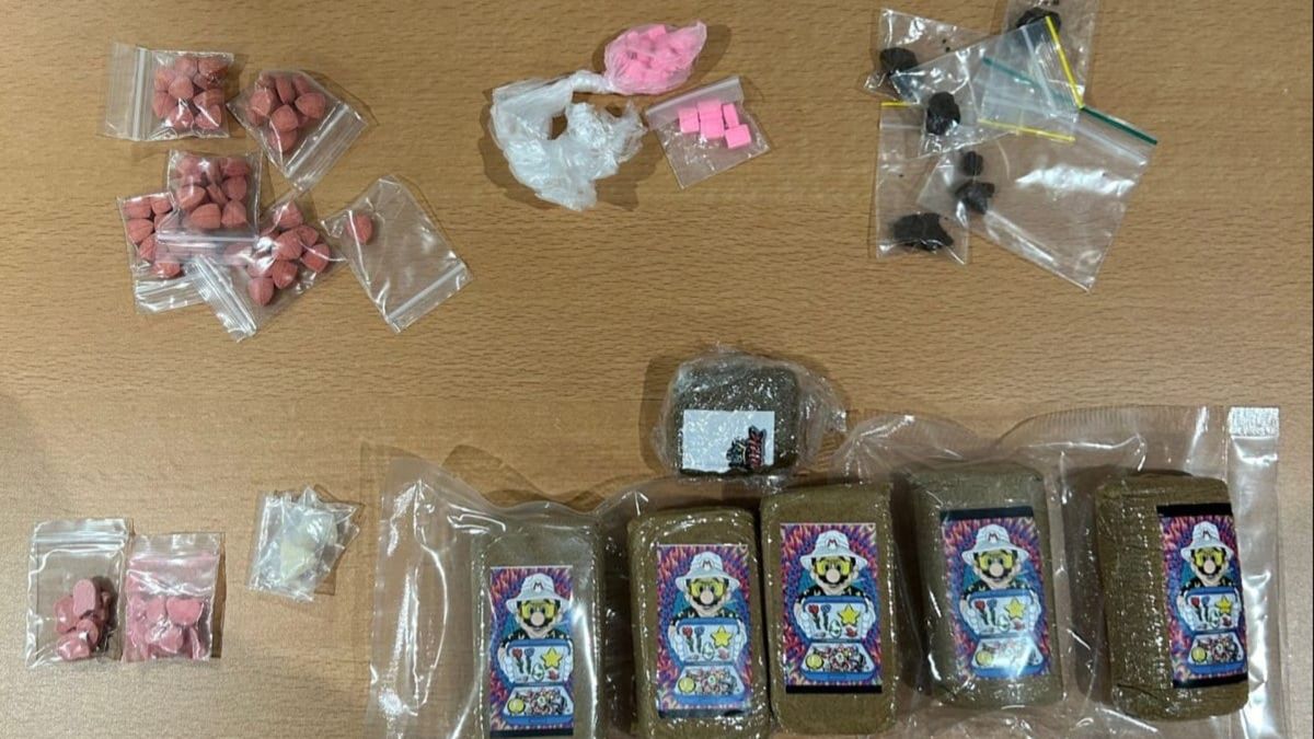 Stoned achter stuur kost man rijbewijs en drugsvoorraad