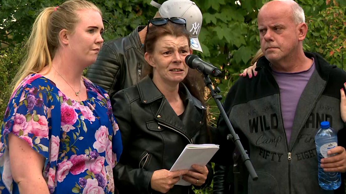 De vriendin en moeder van Shelley bij haar herdenking.