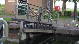 Schip raakt sluisdeur: vaarverkeer in Drentsche Hoofdvaart gestremd