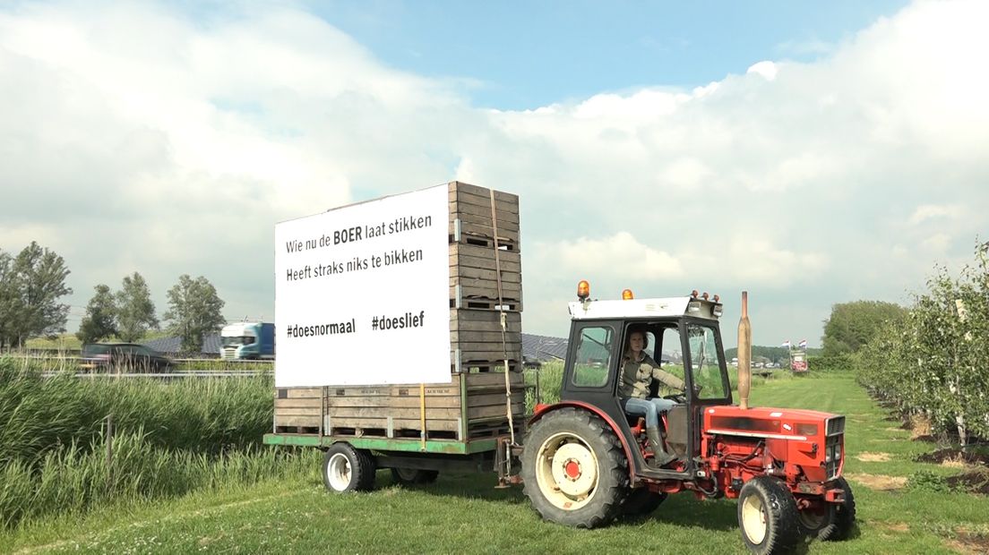 Het jonge boerenstel Corné van Steenis en zijn vriendin Anne van Driel uit Wadenoijen zijn een opmerkelijke actie begonnen. In een boomgaard langs de A15 bij Meteren hebben zij een spandoek geplaatst met een oproep om de boeren in Nederland niet te laten stikken.
