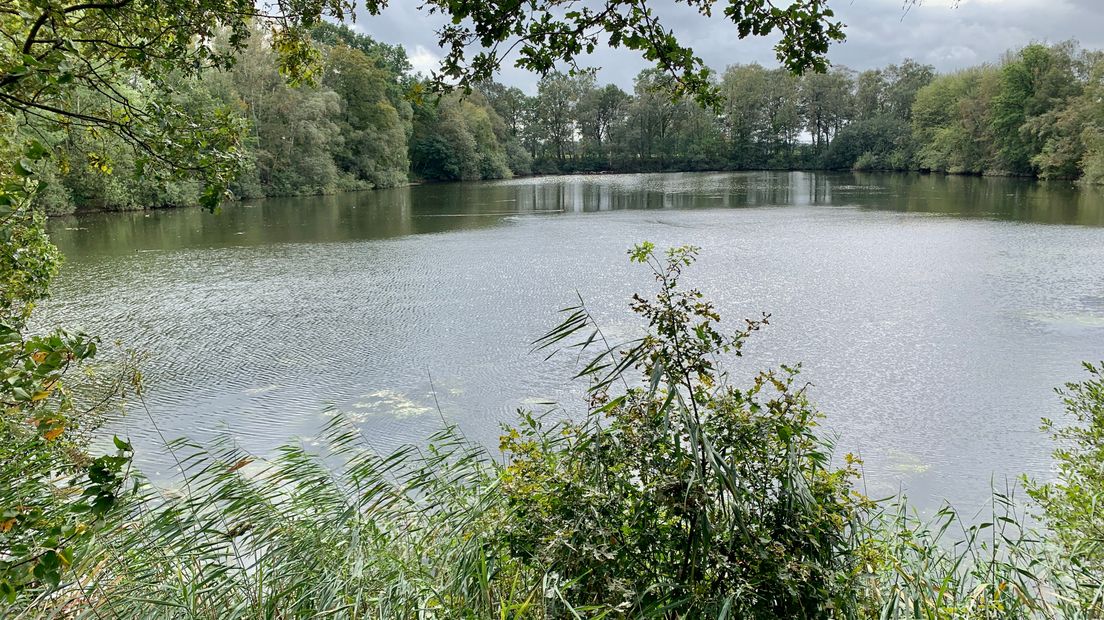 Eind negentiende eeuw werden er diepe gaten gegraven om leem te winnen, nu is het een natuurpark waar ijsvogels en andere dieren leven. Bij het winnen van het Achterhoekse leem werden haaientanden en walvisbotten gevonden. Voormalig terreineigenaar Harrie Overkamp heeft een aantal van die vondsten meegenomen als hij BuitenGewoon-verslaggever Laurens Tijink de mooiste plekken van het gebied laat zien.