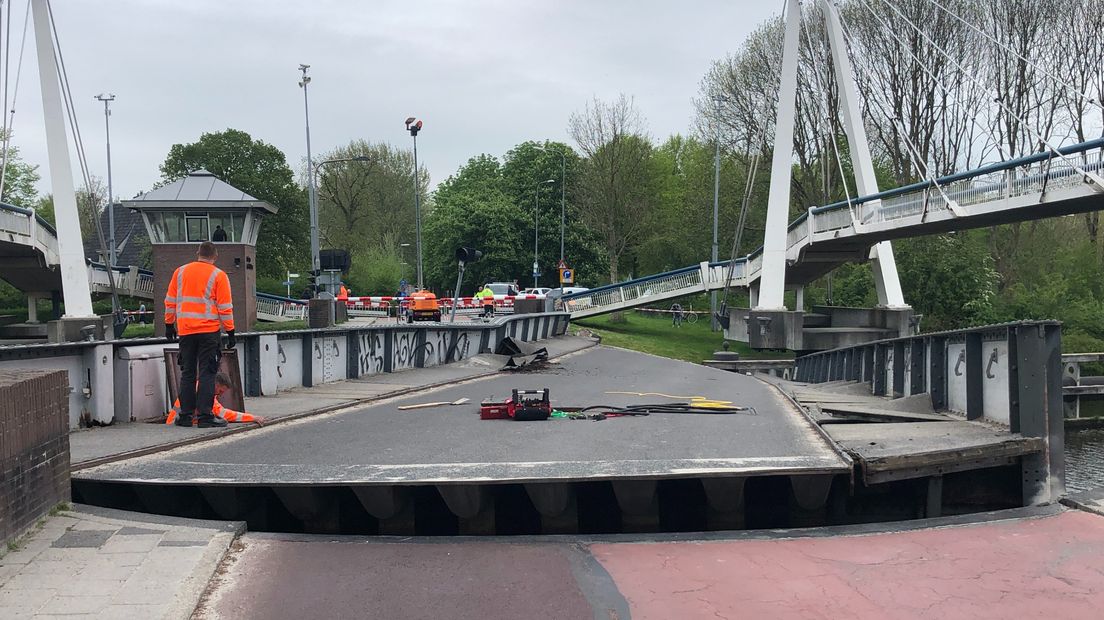 De schade aan de brug wordt opgenomen