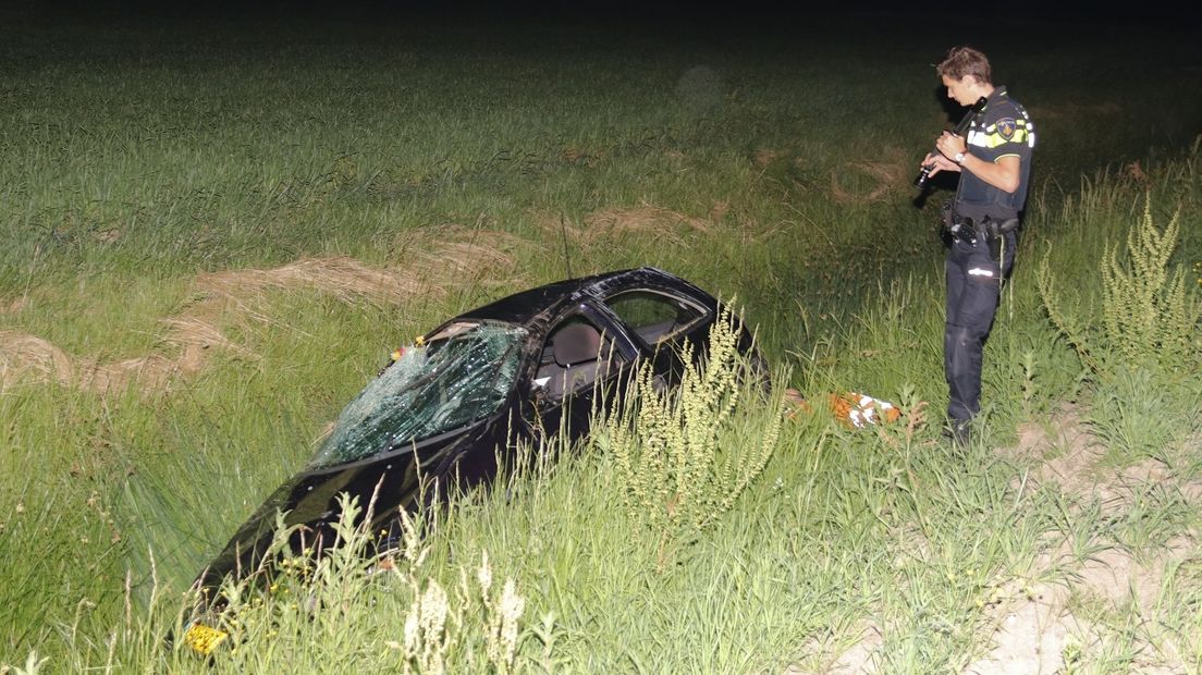 Auto over de kop bij Kortgene