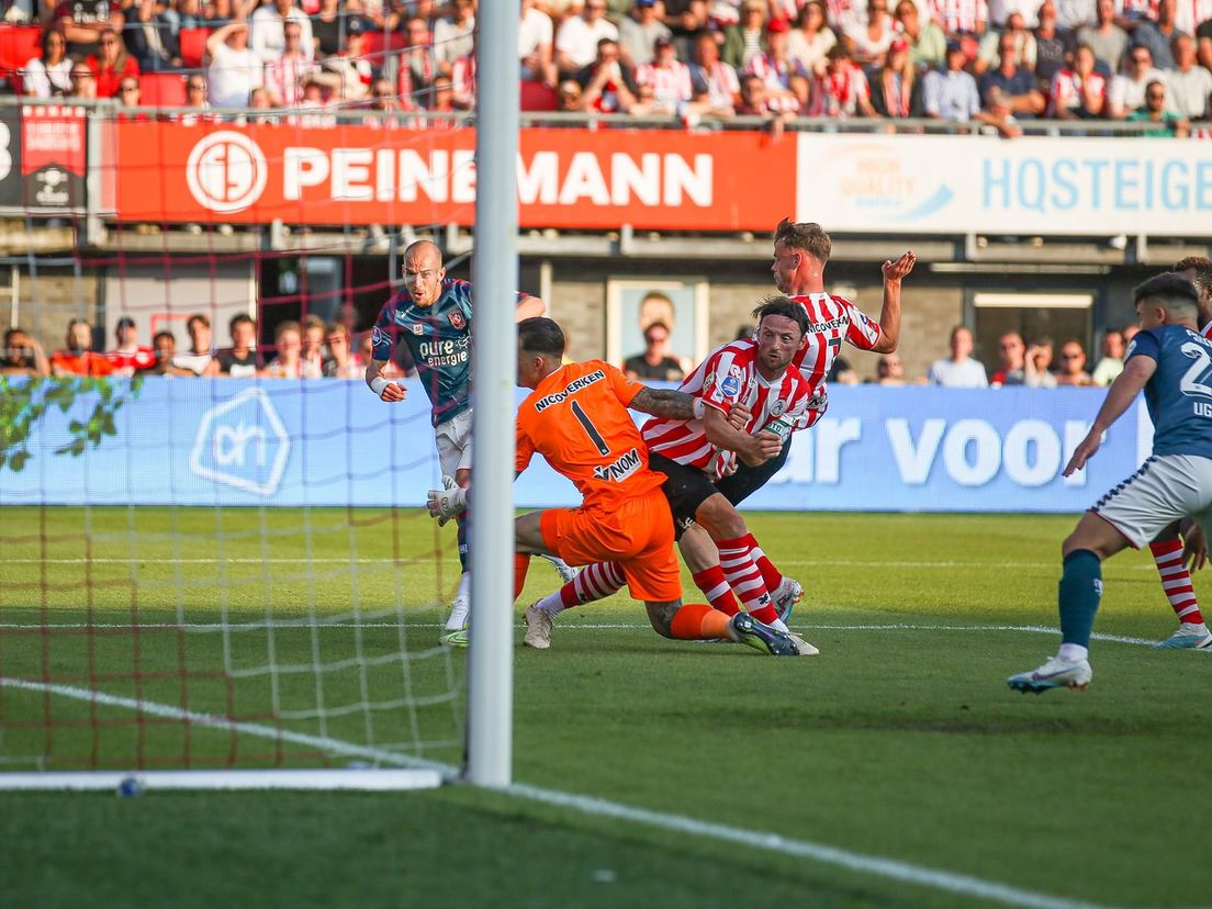 Vaclav Cerny (links) sticht gevaar namens FC Twente met een bal op de paal van het Spartaanse doel
