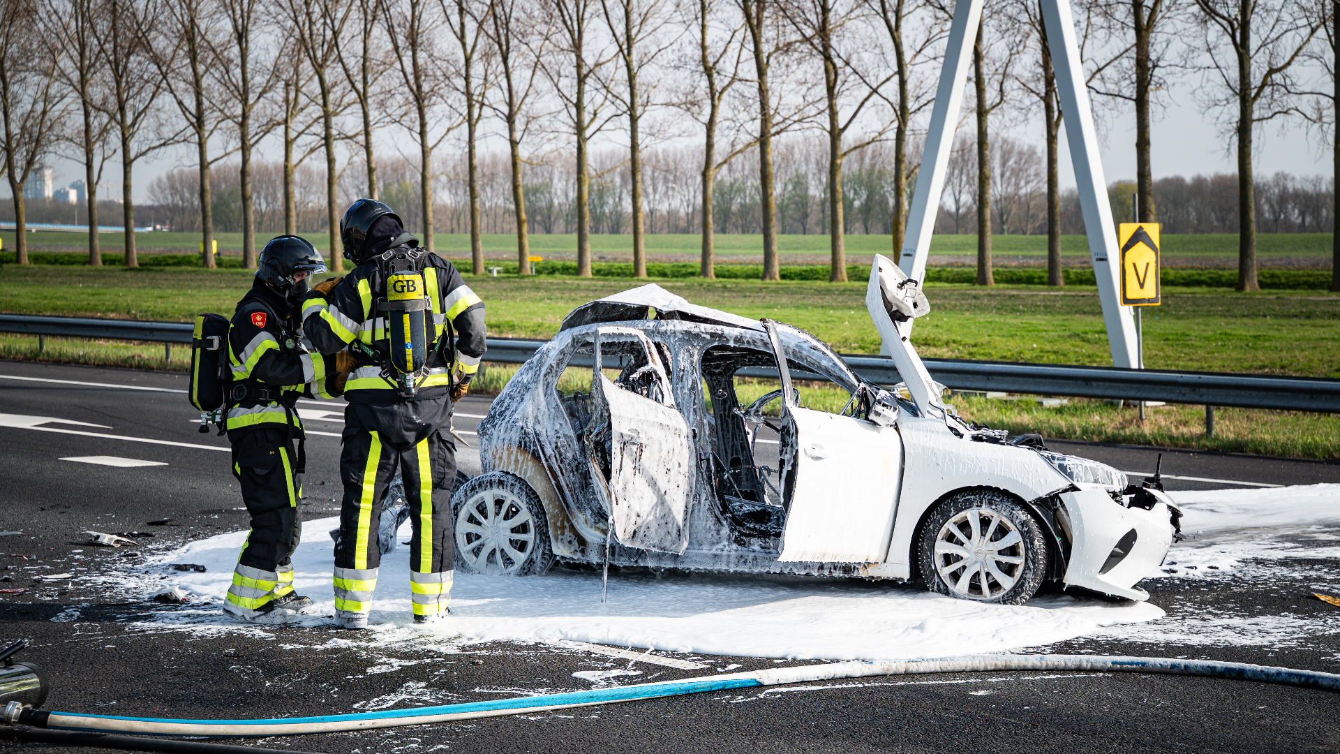 De brandweer is lang bezig geweest met het blussen van de personenauto