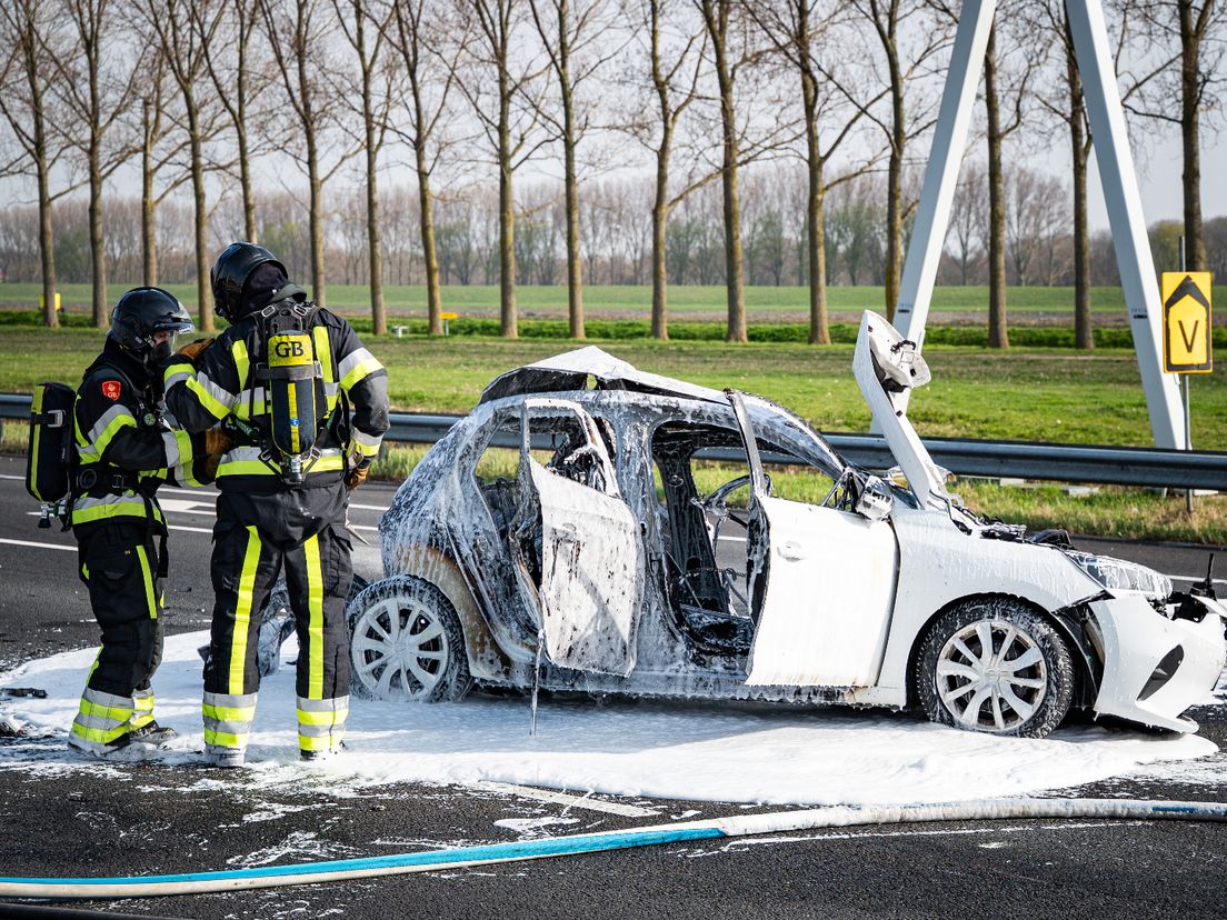 De brandweer is lang bezig geweest met het blussen van de personenauto