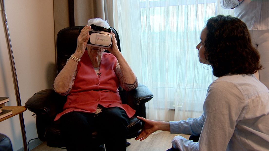 Ouderen met dementie krijgen met een speciale VR bril filmpjes te zien