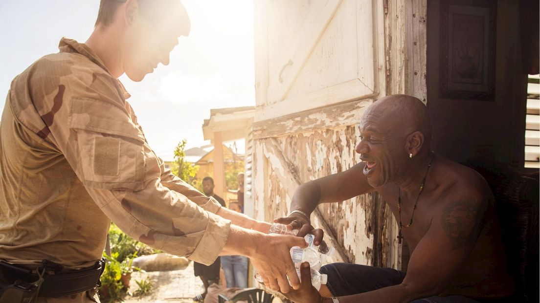 Militair aan het werk op Sint Maarten