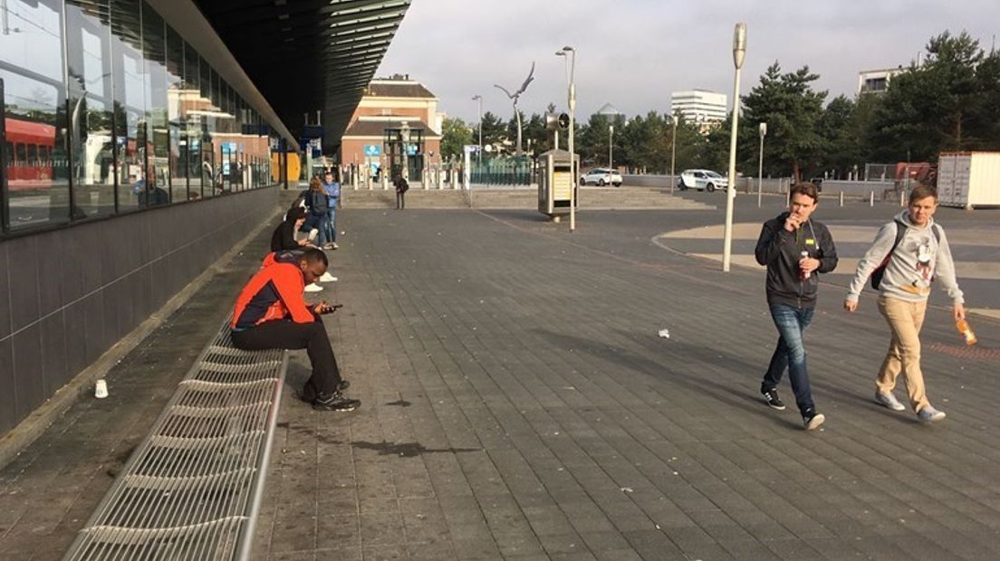 Wachtende reiziger op het station in Apeldoorn.