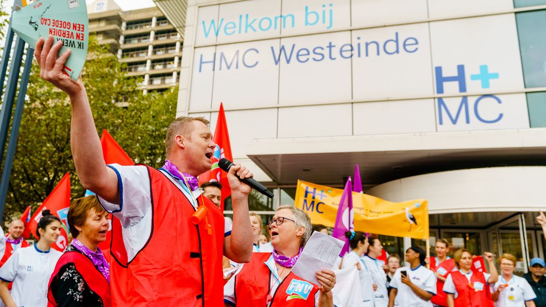 Ziekenhuismedewerkers bij HMC Westeinde voeren actie.