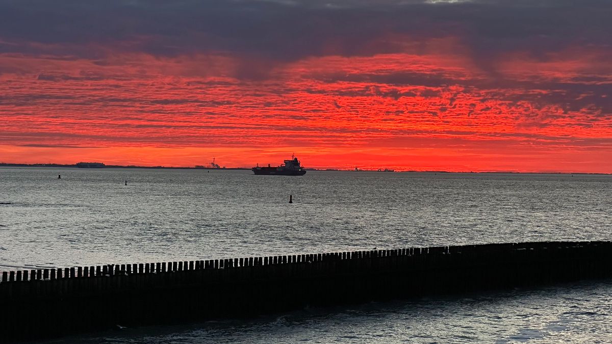 De lucht kleurde vanmorgen rood en jullie stuurden ons prachtige foto's