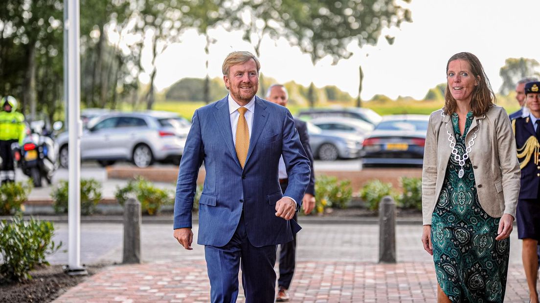 Koning Willem Alexander en burgemeester van Winschoten Cora-Yfke Sikkema