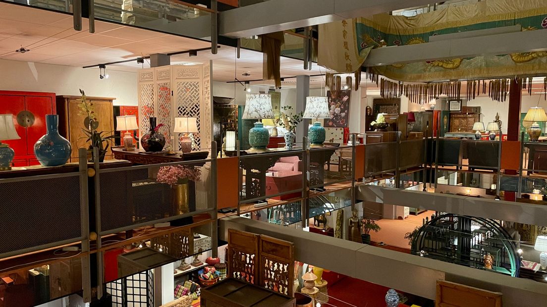 In de gigantische meubelzaak Orientique vind je allerlei Oosters interieur