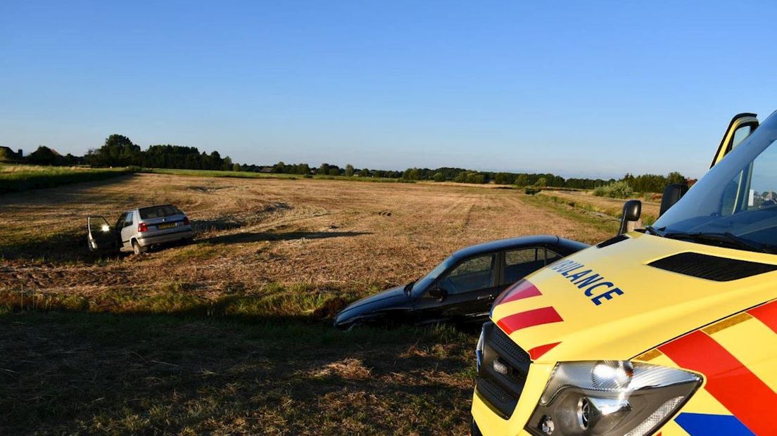 Twee auto's rijden tientallen meters het weiland in na opmerkelijk ongeval in Den Ham