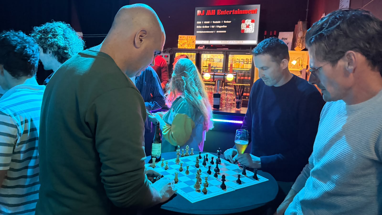 Met pils en jazz viert schaakclub 50-jarig jubileum: 'Normaal is het muisstil'