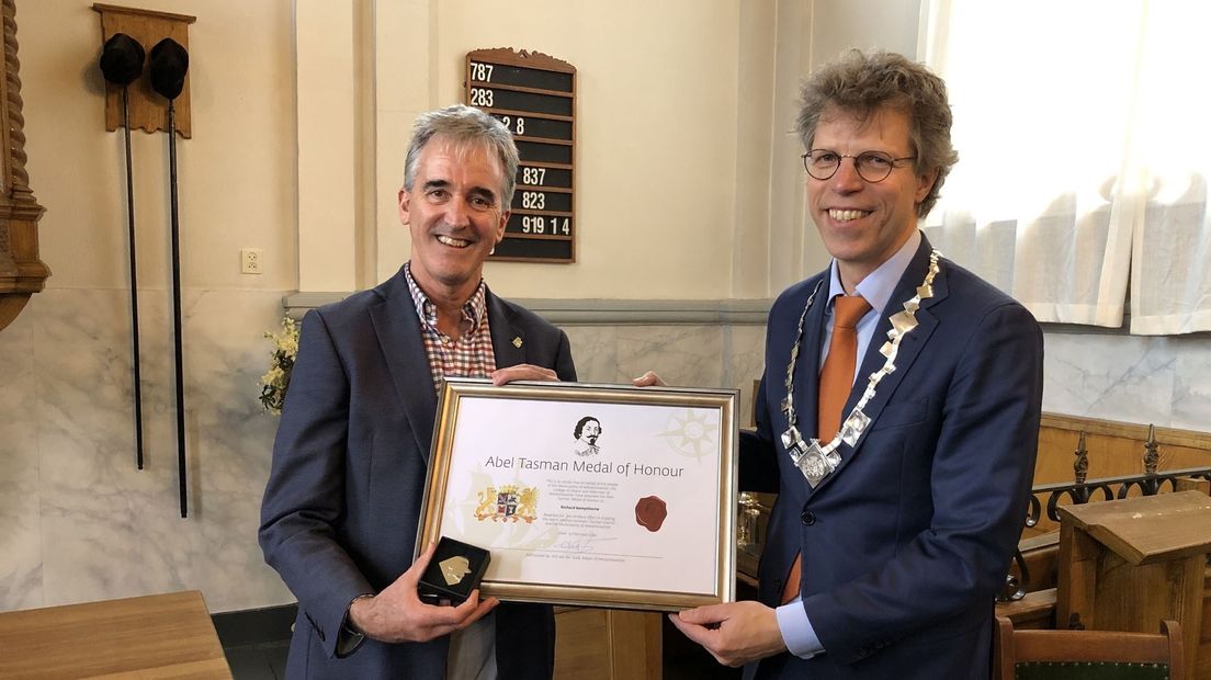 Richard Kempthorne (l) kreeg vorig jaar de Erepenning van burgemeester Ard van der Tuuk