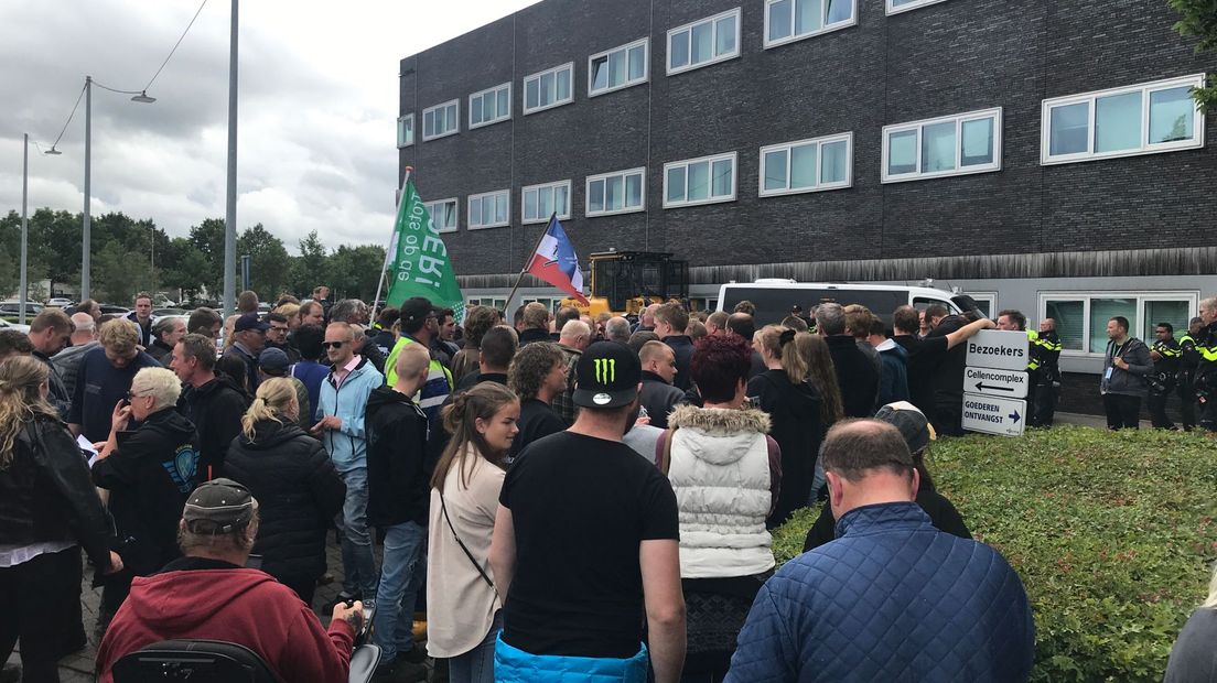Honderden boeren zijn bij het politiebureau (Rechten: Andries Ophof/RTV Drenthe)
