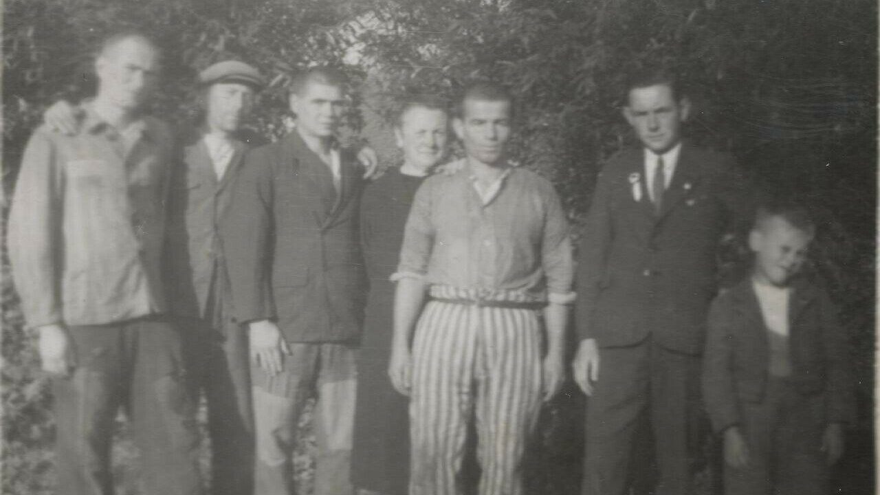 Dominik Podgórski (l) nadat hij ontsnapte uit het kamp in België