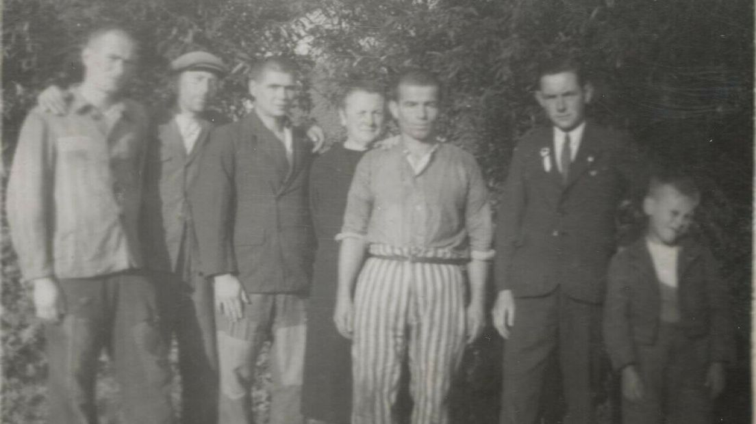 Dominik Podgórski (l) nadat hij ontsnapte uit het kamp in België