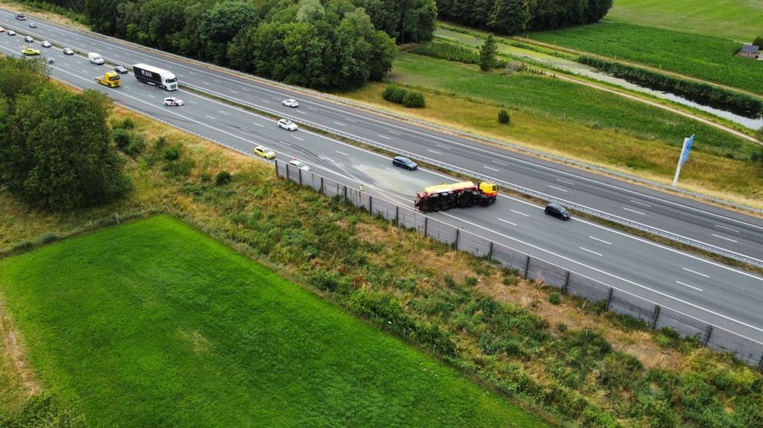De vrachtwagen ligt midden op de snelweg.
