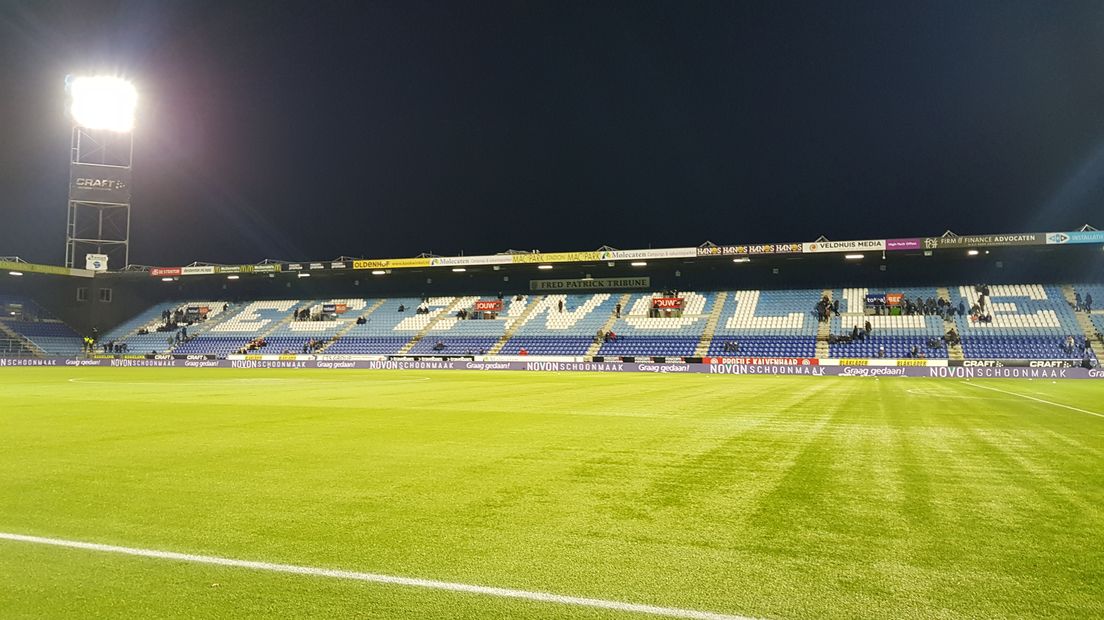 Vitesse heeft zaterdagavond een nederlaag geleden bij PEC Zwolle. Na een krankzinnige slotfase werd het 4-3 voor de thuisploeg.