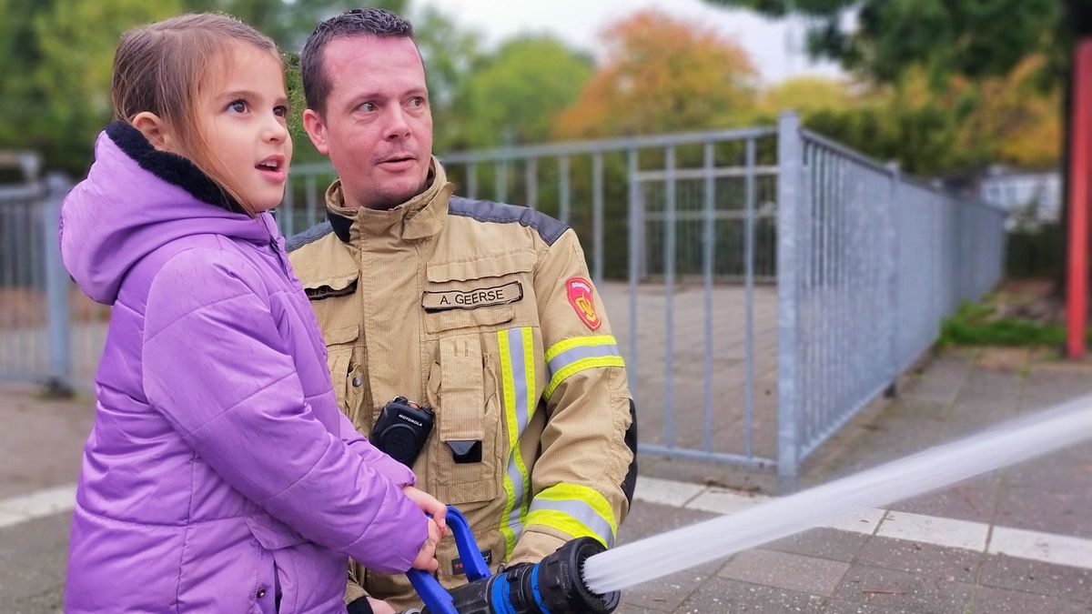 Kinderen mogen eigen 'brand' blussen bij basisschool de Lispeltuut in Oostkapelle