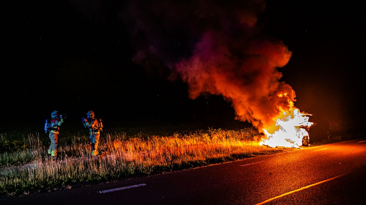 Auto vliegt tijdens het rijden in brand op N380 bij Hoornsterzwaag | N913 bij Garijp hele week dicht