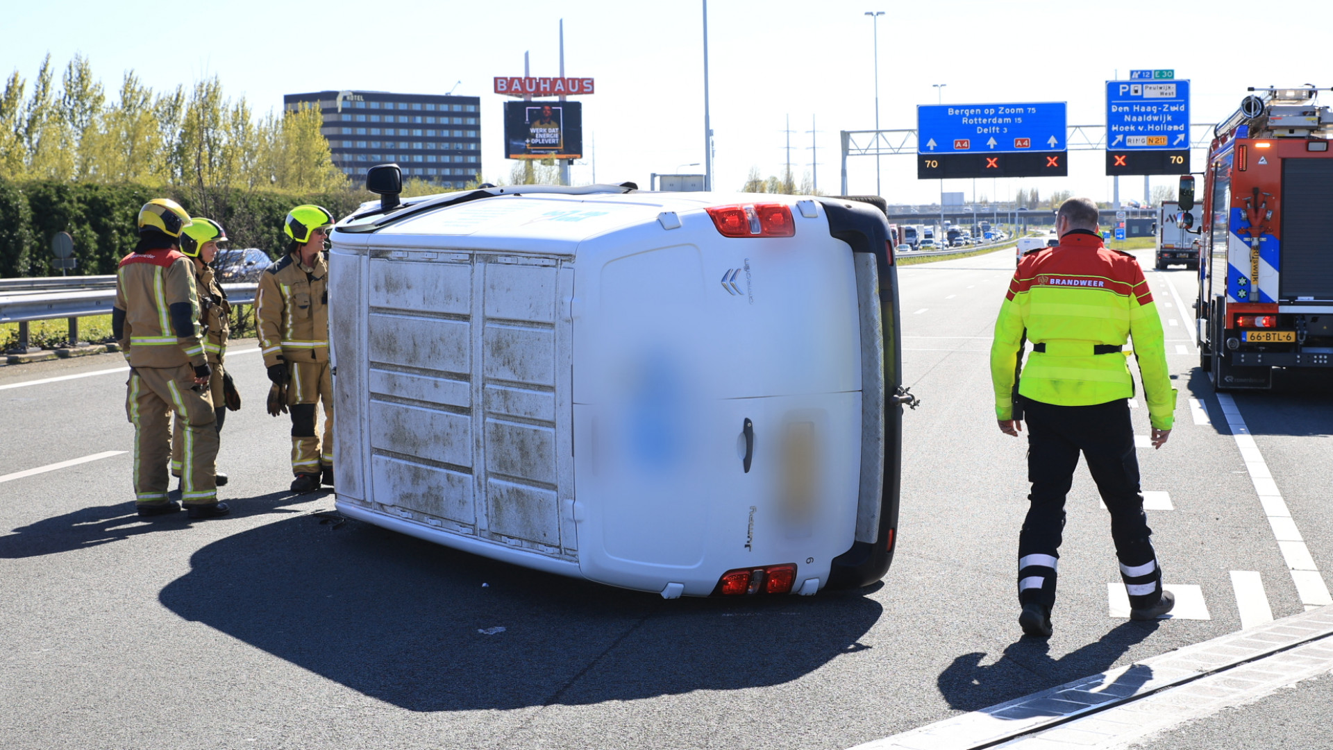 Gekantelde bestelbus op snelweg, file met meer dan uur vertraging op A4 na ongeluk.