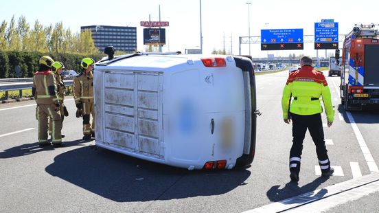 Gekantelde bestelbus op snelweg, file met meer dan uur vertraging op A4 na ongeluk. Gekantelde bestelbus op snelweg, file met meer dan uur vertraging op A4 na ongeluk.