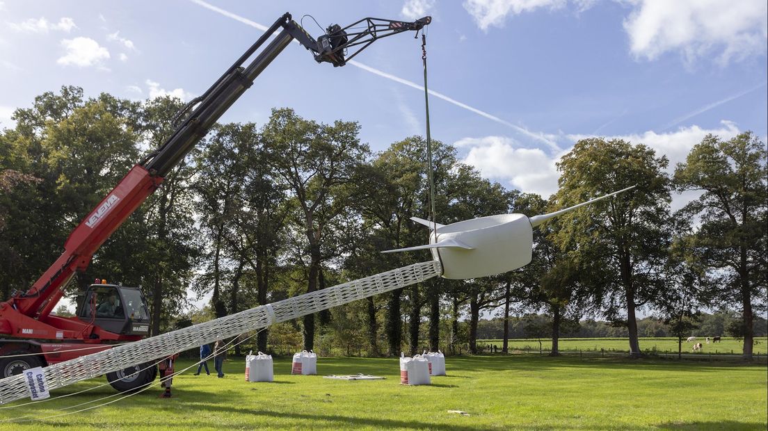 het rechtopzetten van de windmolen