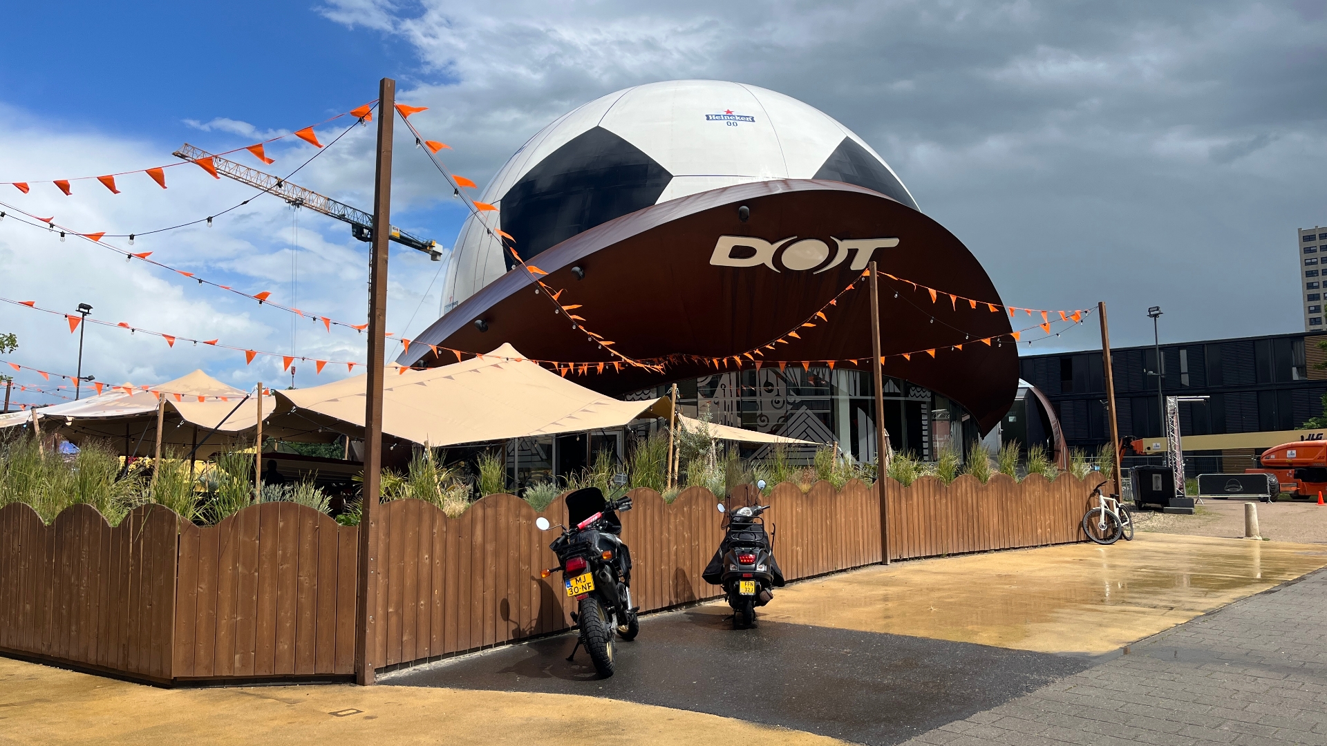 DOT in Groningen is tijdens het WK 'de grootste voetbal van 