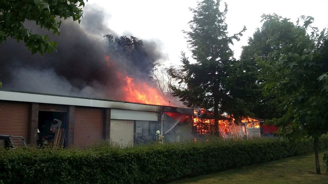 Schuren in brand in Goor