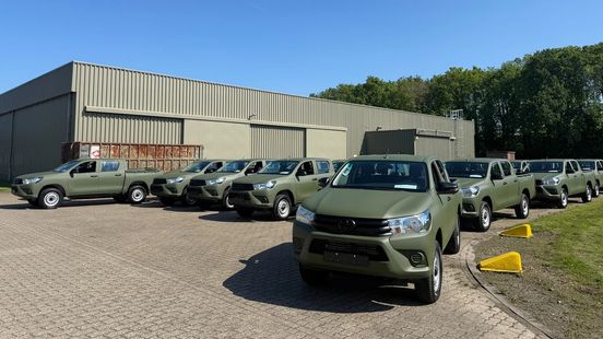 Tientallen Nederlandse pick-uptrucks vanuit Almelo per spoor naar Oekraïne Home