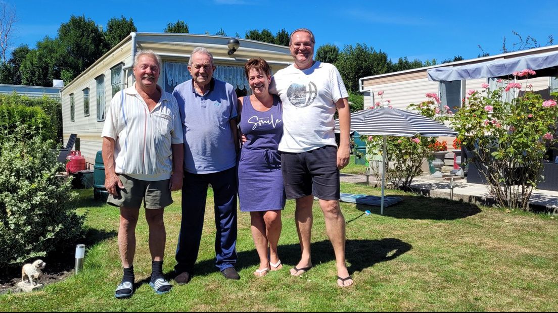 Jan Walburg (links) en Patricia van Rijn (derde van links) komen al 50 jaar met hun familie op camping De Drecht