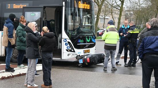 112 Nieuws: Postbezorger aangereden in Hardenberg | Stadsbus rijdt scooter omver in Enschede. 112 Nieuws: Postbezorger aangereden in Hardenberg | Stadsbus rijdt scooter omver in Enschede.