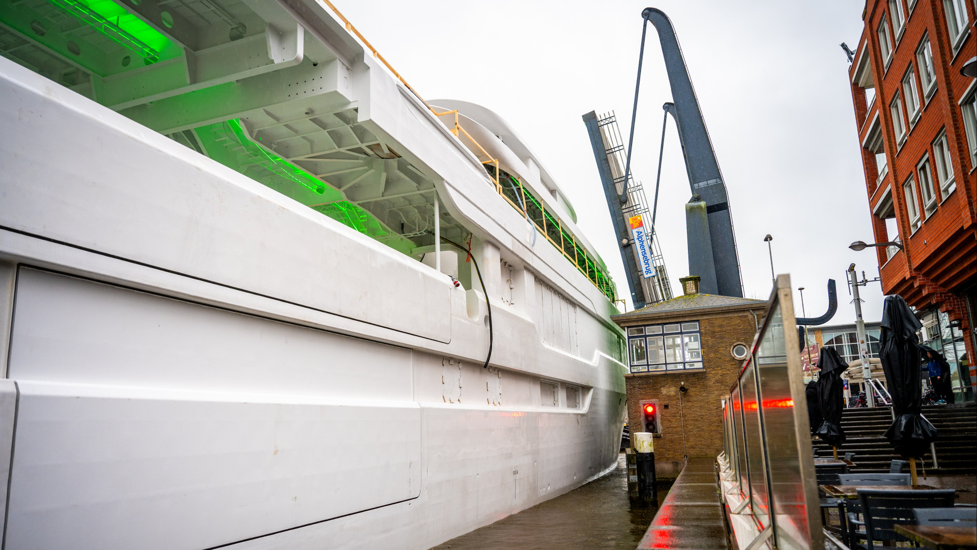 Het jacht past maar net langs de brug