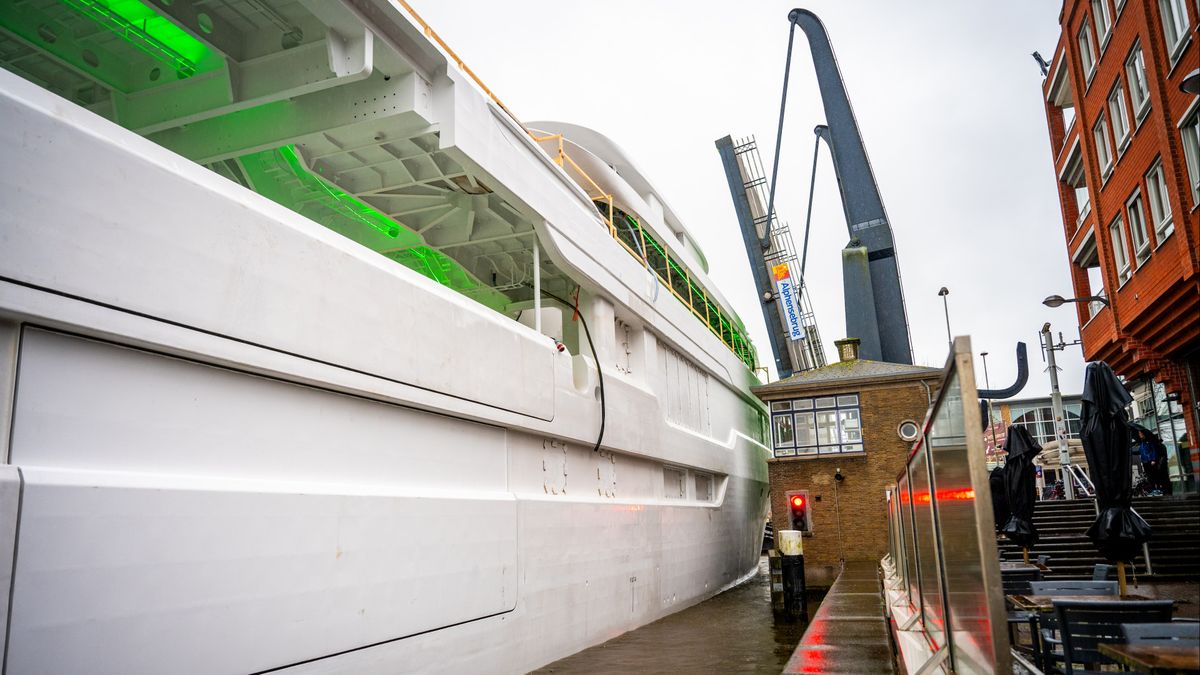 Passen, meten en snel een foto maken: groot jacht wurmt zich langs bruggen