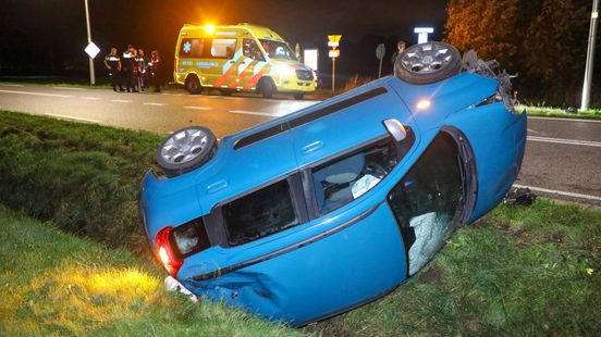 Auto belandt op de kop in sloot, vrouw gewond