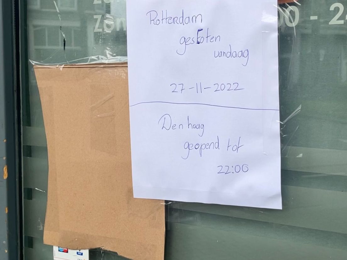 Bij de ingang van het beschoten filiaal van Lobi BBQ in Rotterdam hangt een briefje