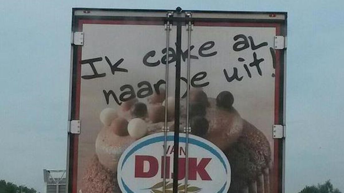 De slogan achter op een vrachtwagen