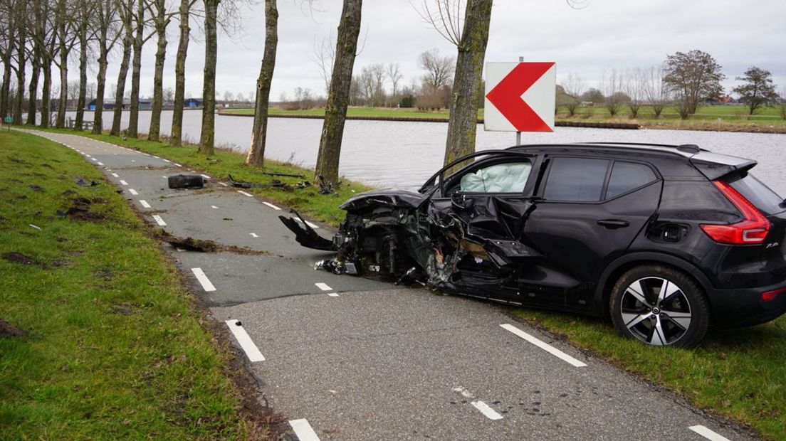 Auto schiet in Zwartsluis van de weg.